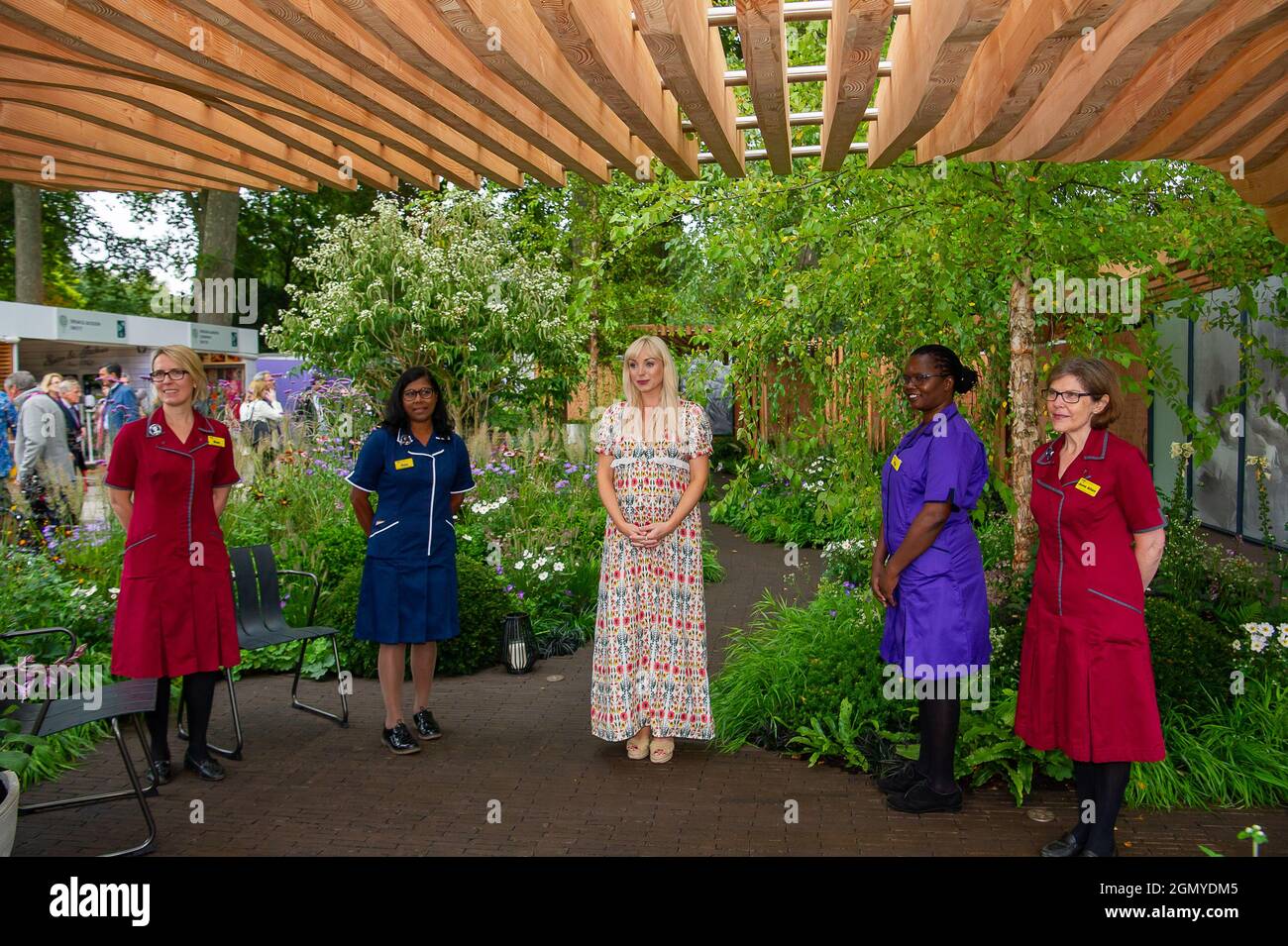 Chelsea, Londres, Royaume-Uni. 20 septembre 2021. Actrice et star d'Call la sage-femme Helen George et son petit ami Jack Ashton se sont joints à un groupe d'infirmières Nightingale dans le jardin Nightingale de Florence. Elle a lu un poème intitulé Je parle pour les infirmières dans le monde entier. Helen attend un bébé qui doit être en décembre. Crédit : Maureen McLean/Alay Banque D'Images