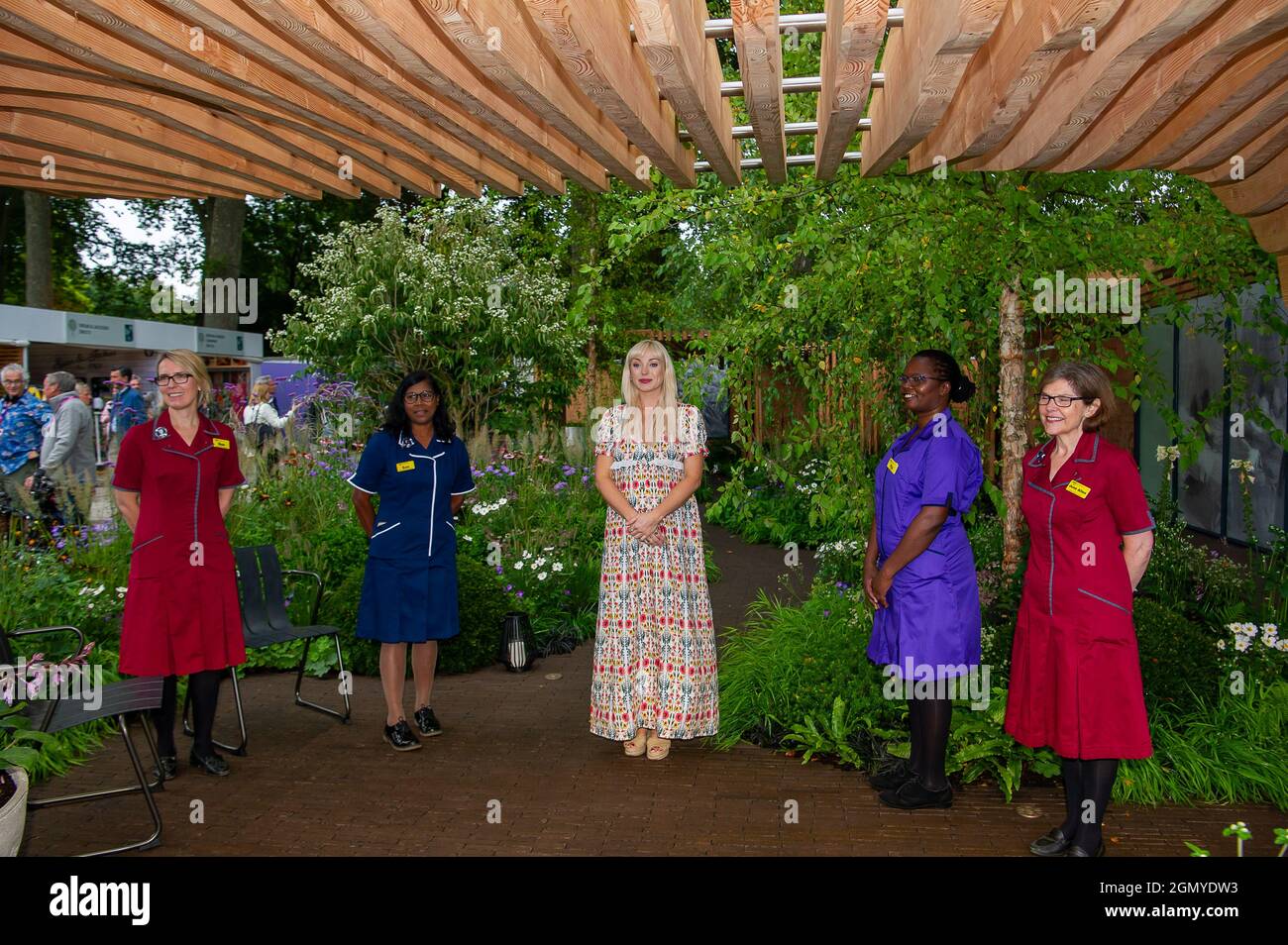 Chelsea, Londres, Royaume-Uni. 20 septembre 2021. Actrice et star d'Call la sage-femme Helen George et son petit ami Jack Ashton se sont joints à un groupe d'infirmières Nightingale dans le jardin Nightingale de Florence. Elle a lu un poème intitulé Je parle pour les infirmières dans le monde entier. Helen attend un bébé qui doit être en décembre. Crédit : Maureen McLean/Alay Banque D'Images