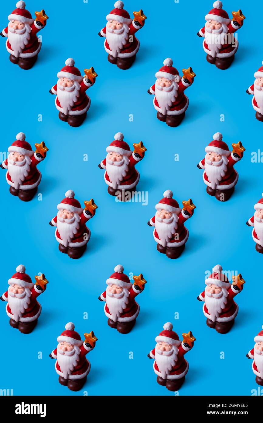 Motif de Noël du Père Noël sur fond bleu avec espace de copie. Motif minimal. Banque D'Images