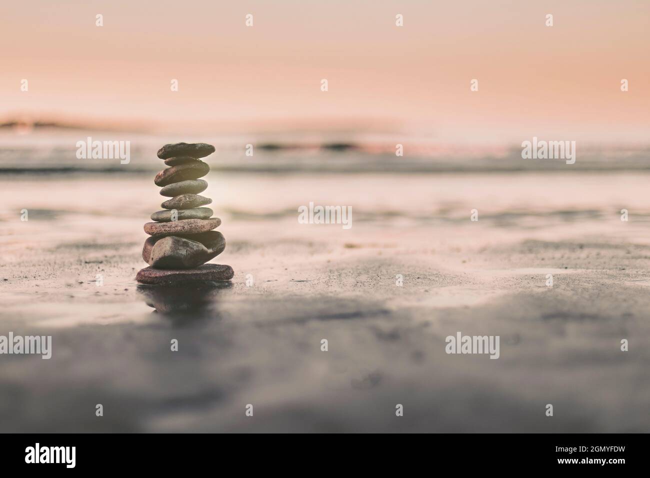 pierres équilibrées sur la rive de la plage pour méditer et chercher l'équilibre Banque D'Images