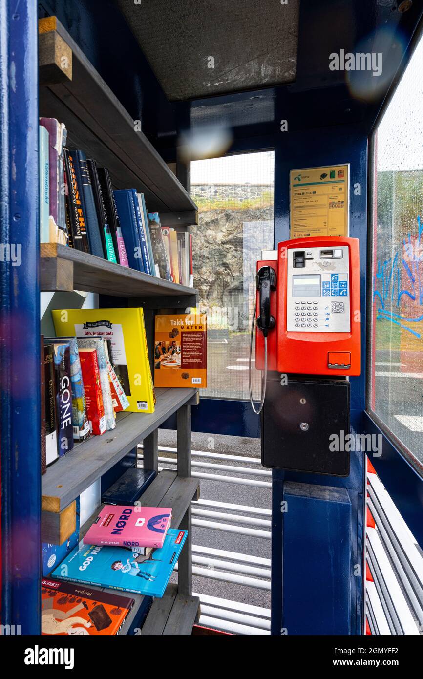 Oslo, Norvège. Septembre 2021. Livres partagés dans un kiosque téléphonique dans le centre-ville Banque D'Images