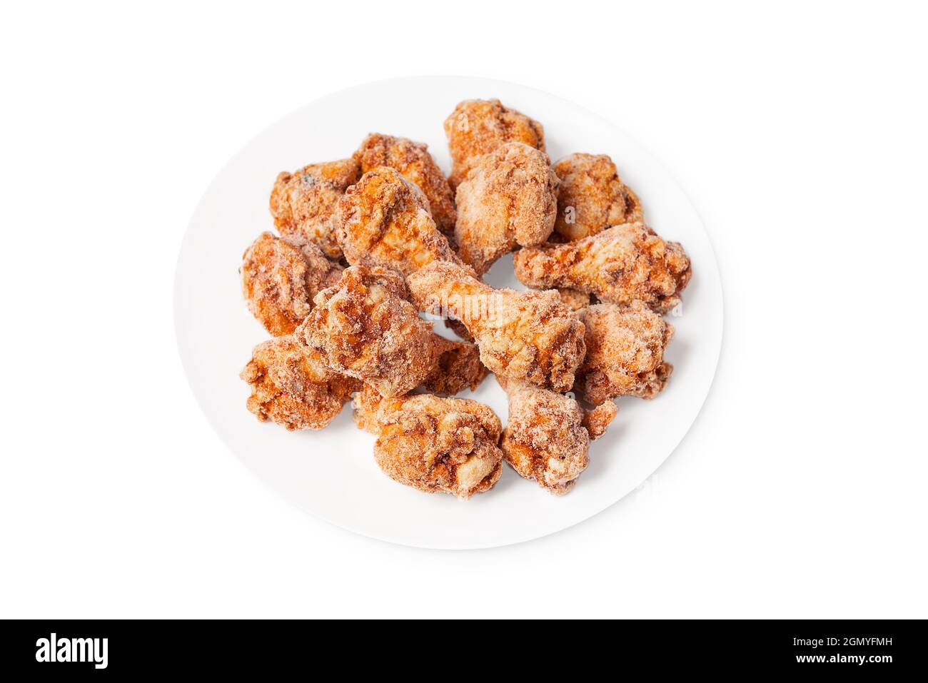 Restauration rapide, nourriture de qualité.ailes de poulet semi-cuites  surgelées sur une assiette blanche sur fond blanc Photo Stock - Alamy