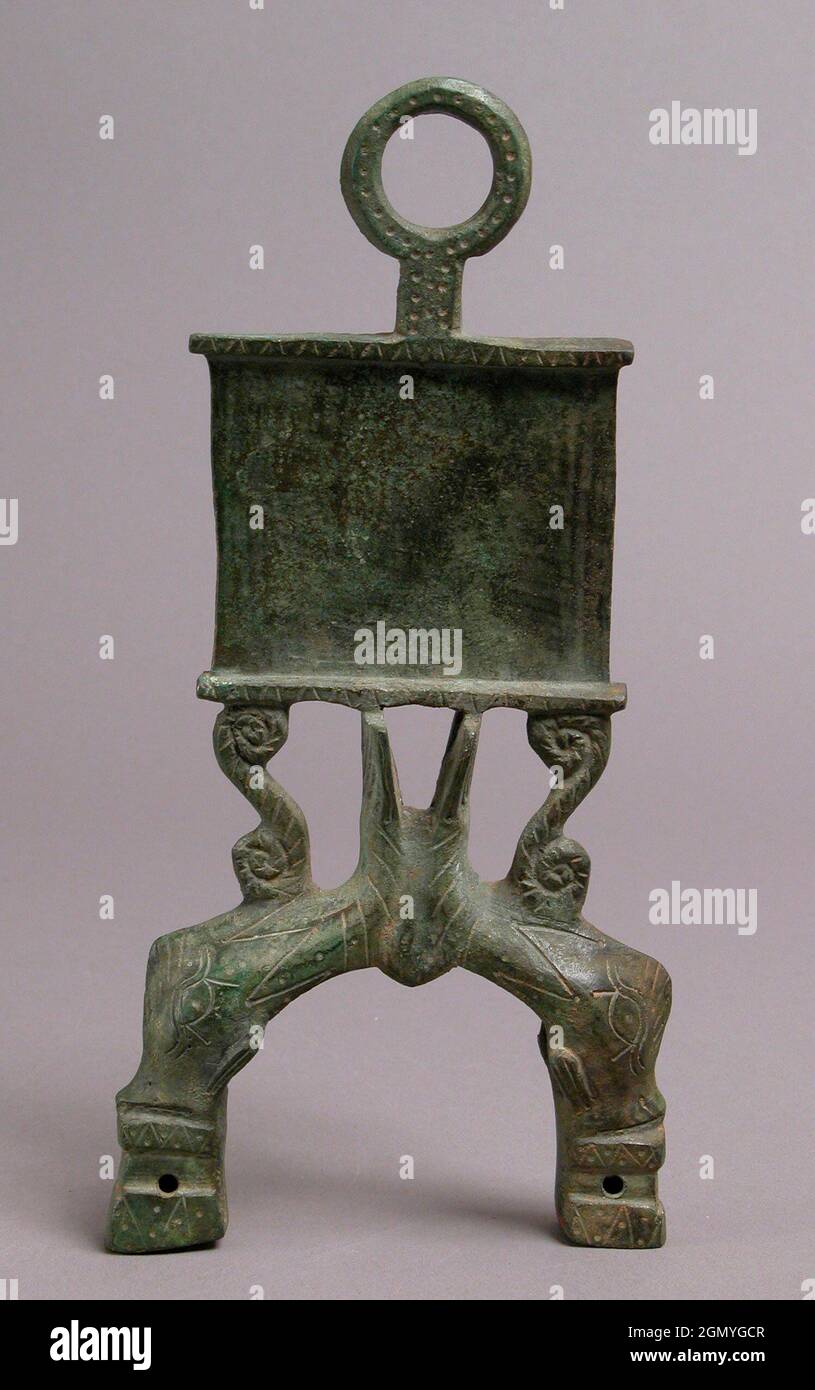 Poignée de lampe avec dauphins. Date: 4e-5e siècle; Culture: Byzantine; Moyen: Alliage de cuivre; Dimensions: Total: 8 5/8 x 4 3/16 x 1 1/8 po. (21.9 x Banque D'Images