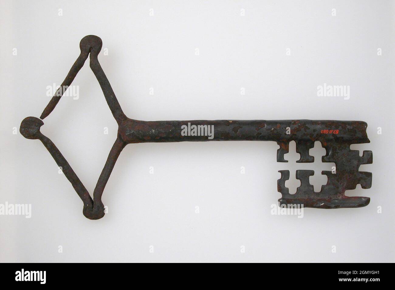 Clé. Date: 13ème siècle; Culture: Allemand; Moyen: Fer; Dimensions: Total: 10 x 5 3/16 x 9/16 po. (25.4 x 13.2 x 1.5 cm) ; Classification : Banque D'Images