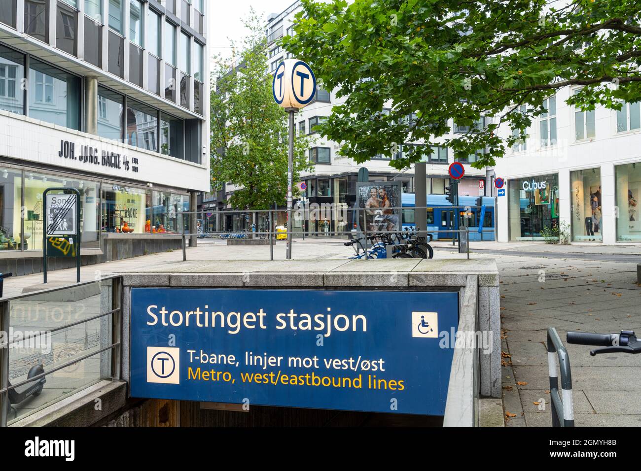 Oslo, Norvège. Septembre 2021. L'entrée d'une station de métro dans le centre-ville Banque D'Images