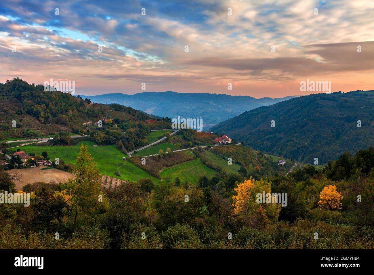 Vue depuis le dessus des collines automnales colorées sous un beau ciel dans le Piémont, dans le nord de l'Italie. Banque D'Images