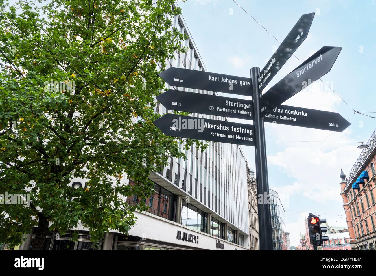Oslo, Norvège. Septembre 2021. Détail des panneaux touristiques sur une rue dans le centre-ville Banque D'Images
