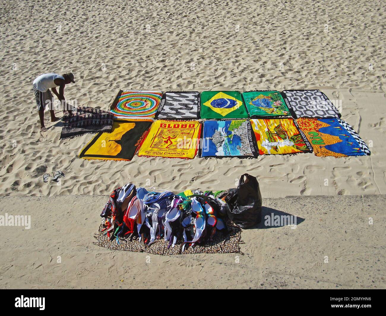 RIO DE JANEIRO, BRÉSIL - 4 JANVIER 2009 : vendeur de joug de plage sur la plage de Sao Conrado Banque D'Images