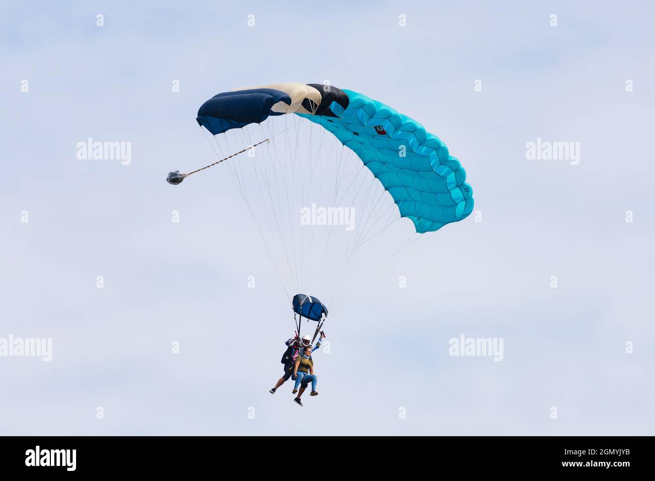 Parachutistes en tandem de saut en parachute atterrissant à l'aérodrome de Langar, dans le Nottinghamshire, en Angleterre. Banque D'Images