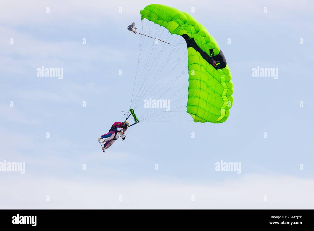 Parachutistes en tandem de saut en parachute atterrissant à l'aérodrome de Langar, dans le Nottinghamshire, en Angleterre. Banque D'Images