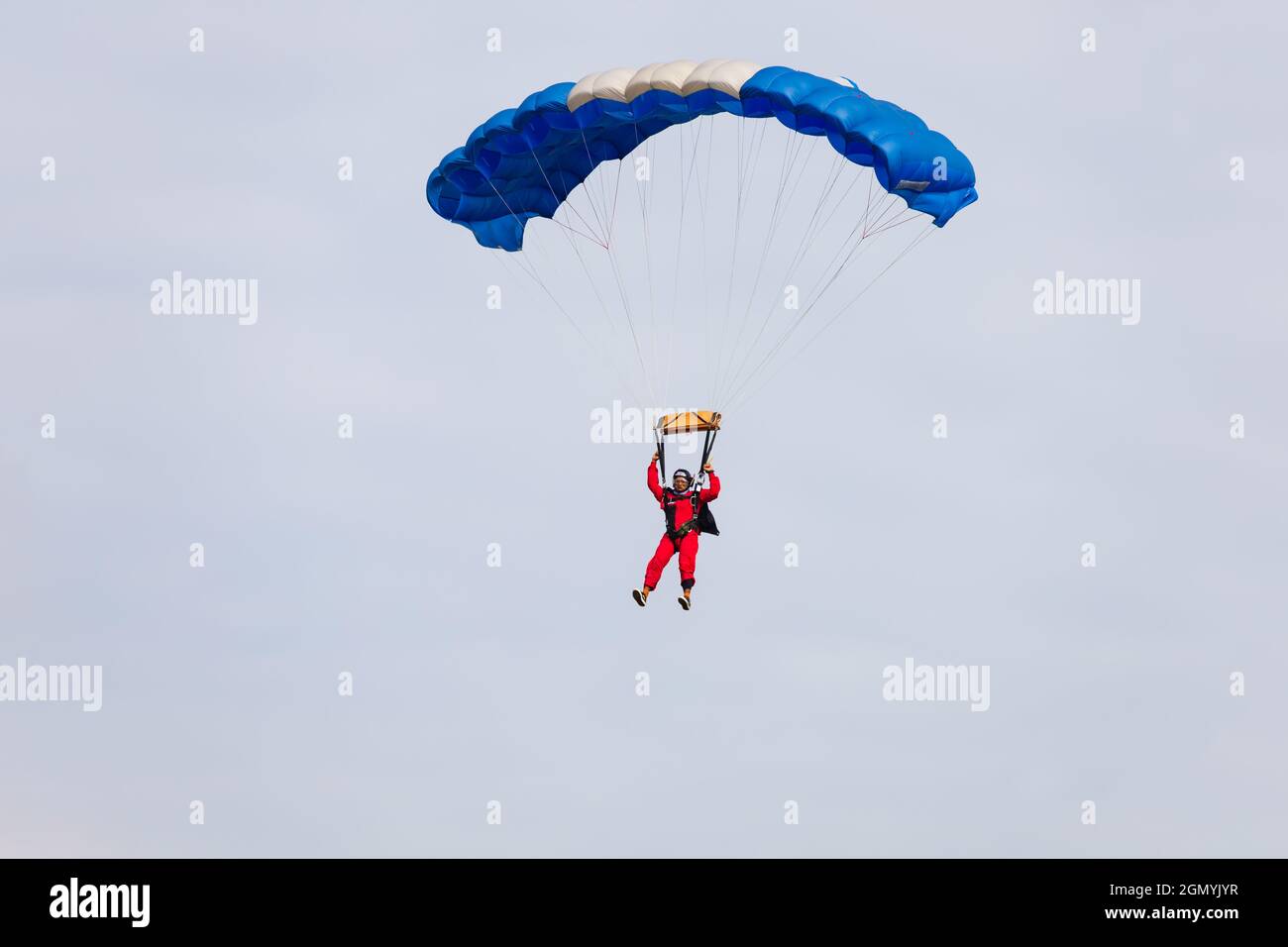 Parachutiste en parachute débarquant à l'aérodrome de Langar, dans le tinghamshire, en Angleterre. Banque D'Images