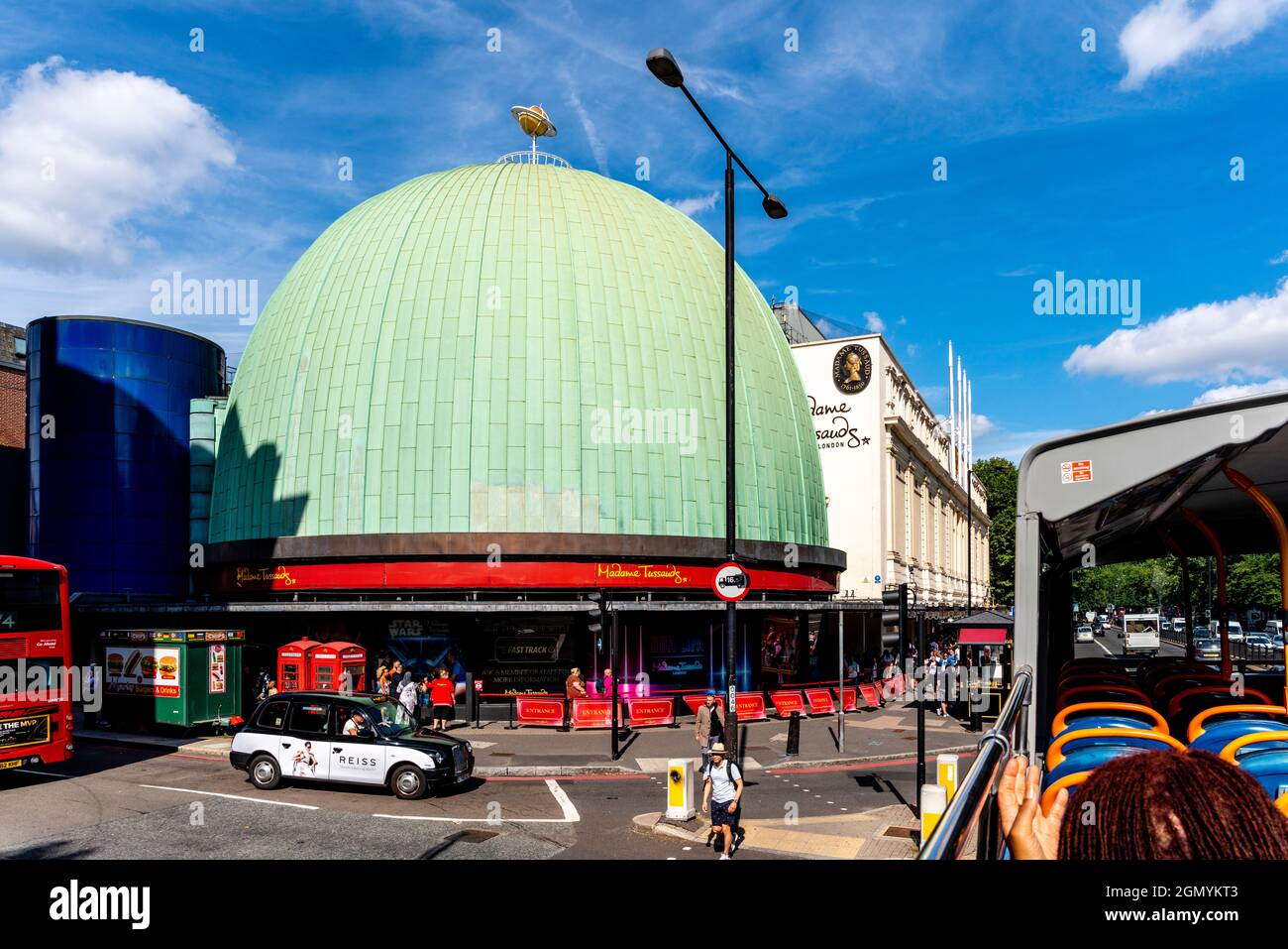 Musée de cire de Madame Tussauds pris d'Un bus touristique de Londres, Marylebone Road, Londres, Royaume-Uni. Banque D'Images