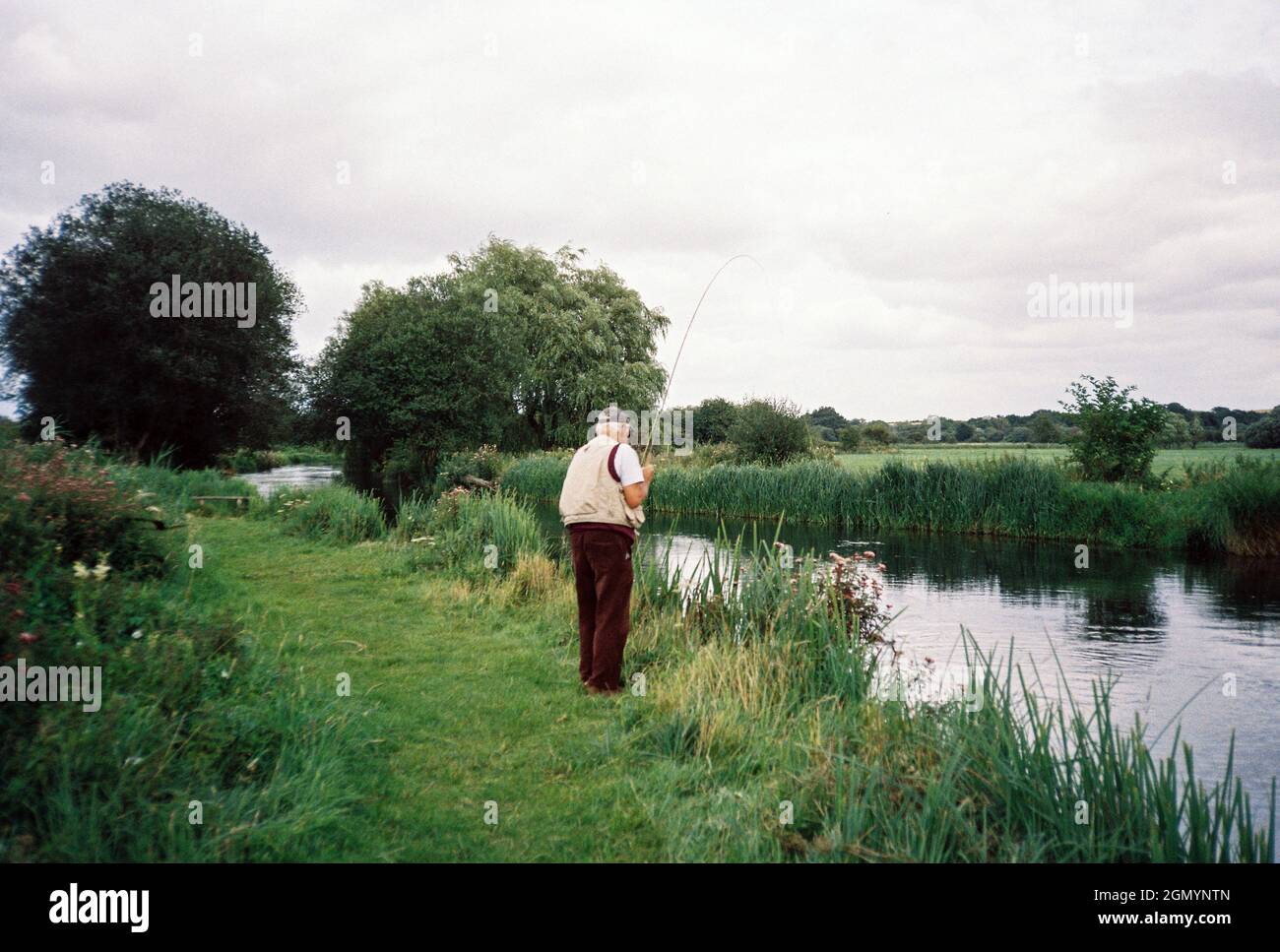 Pêche à la truite Wherwell, Wherwell, Andover, Hampshire, Angleterre, Royaume-Uni. Banque D'Images