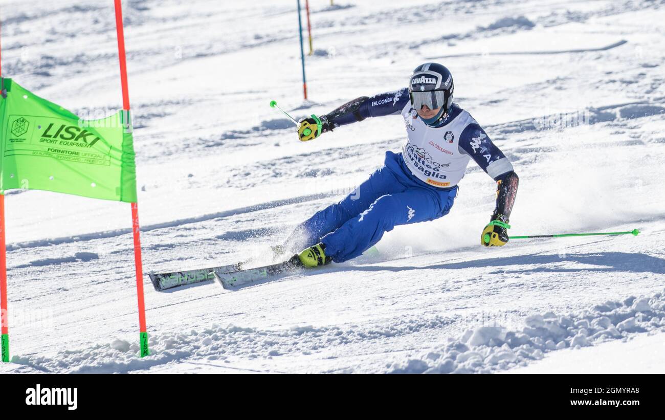 Matteo Marsaglia skieur alpin d'Italie formant le slalom géant pendant les mois d'été à Cervinia / Zermatt Matterhorn Glacier Paradise équipe de ski italienne Banque D'Images