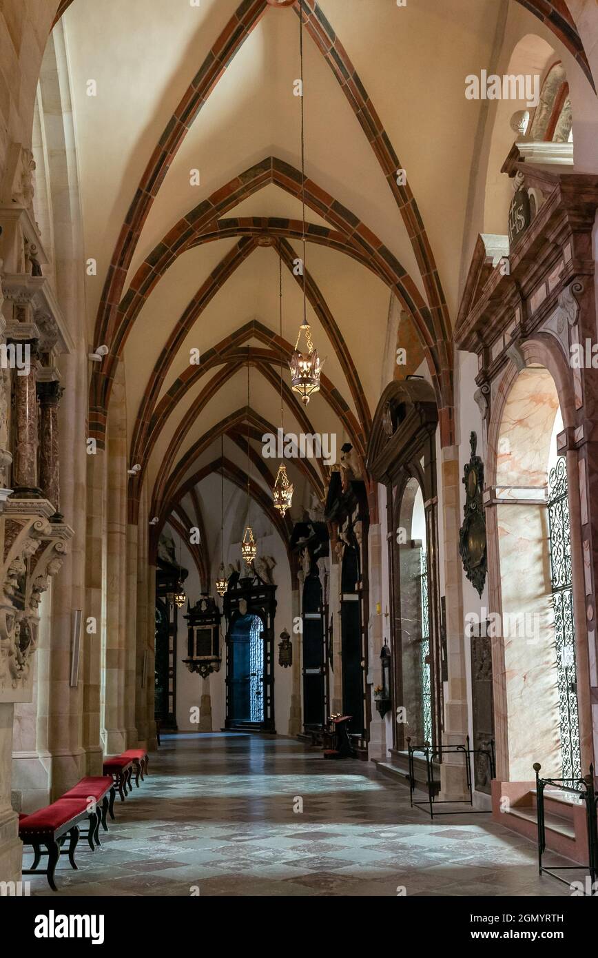 Gniezno, Pologne - 7 septembre 2021 : vue intérieure de la cathédrale royale de Gniezno Banque D'Images