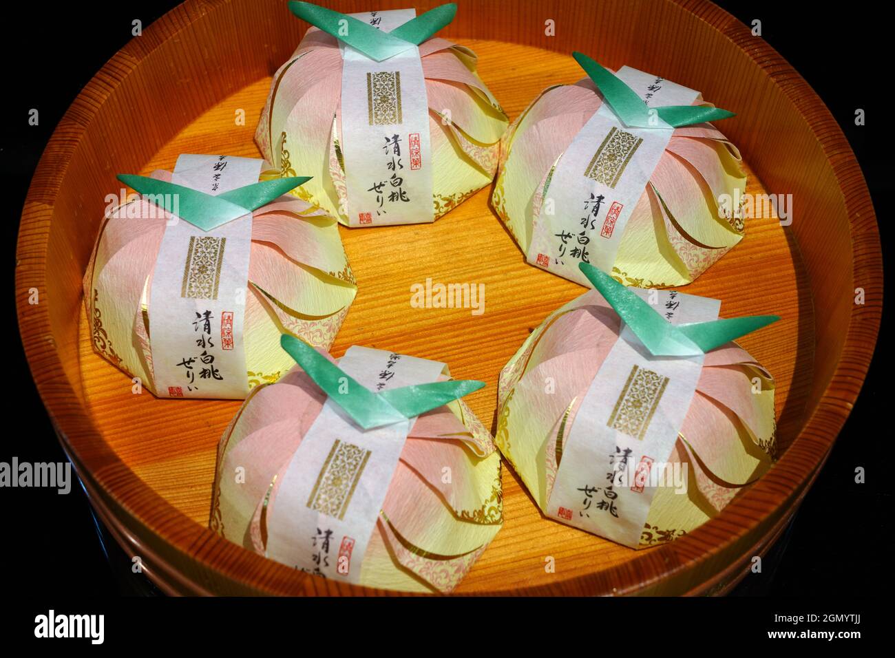 EDGEWATER, NJ -27 MAY 2021- vue des bonbons de mochi de la confiserie japonaise Minamoto Kitchoan au magasin d'alimentation Mitsuwa Marketplace à Edgew Banque D'Images