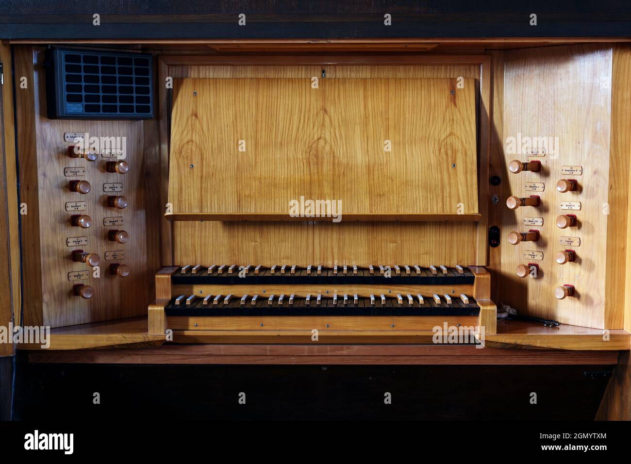 Ancienne console d'orgue avec deux claviers ou manuels et boutons d'arrêt en bois pour l'enregistrement, l'espace de copie, la mise au point sélectionnée Banque D'Images