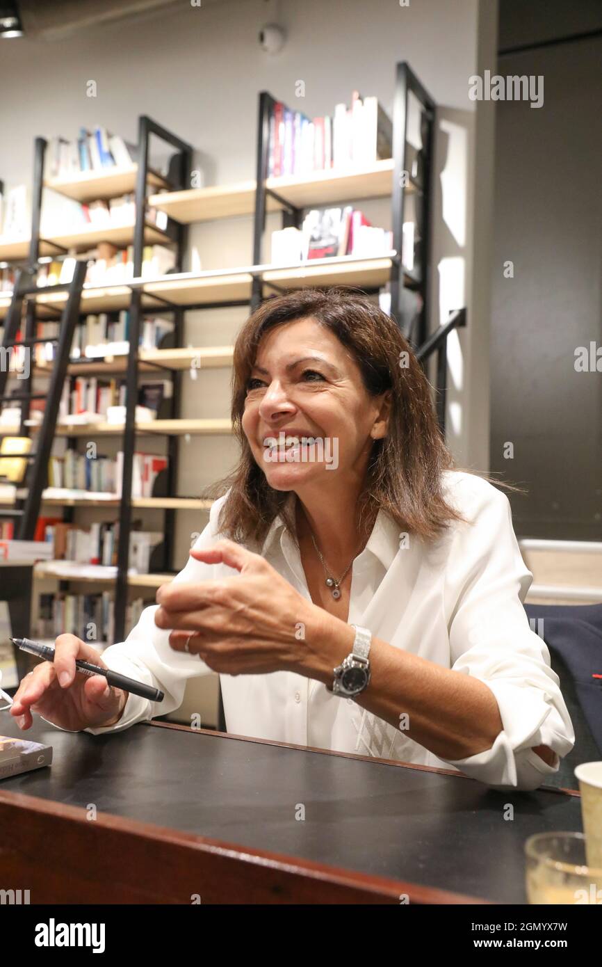 DEDICACE, ANNE HIDALGO AVEC SON LIVRE DANS LA LIBRAIRIE LE DIVAN À PARIS Banque D'Images