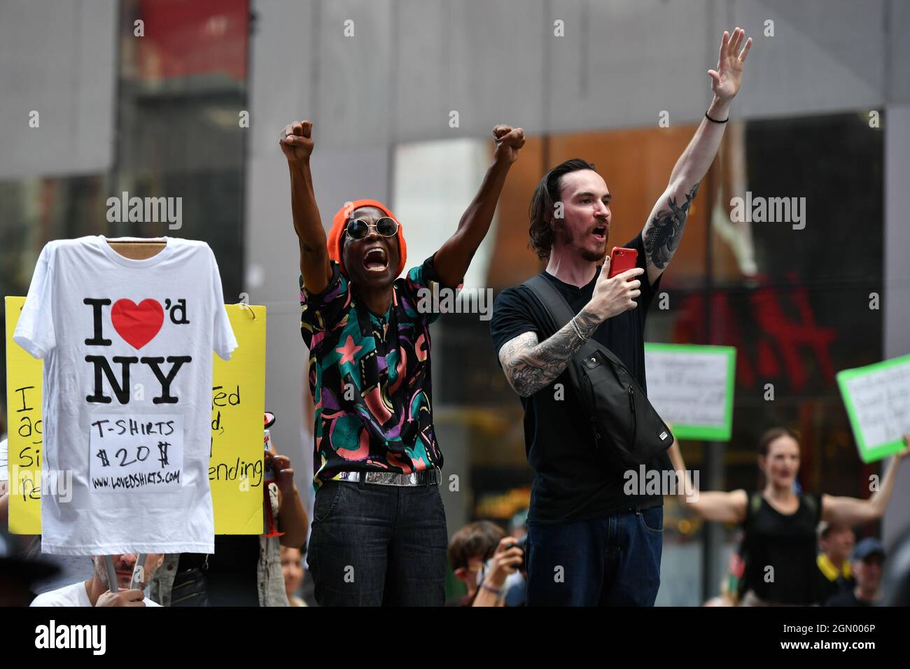 Les manifestants anti-vaccins se réunissent à Times Square pour un rassemblement contre les mandats de vaccination le 18 septembre 2021 à New York. Banque D'Images