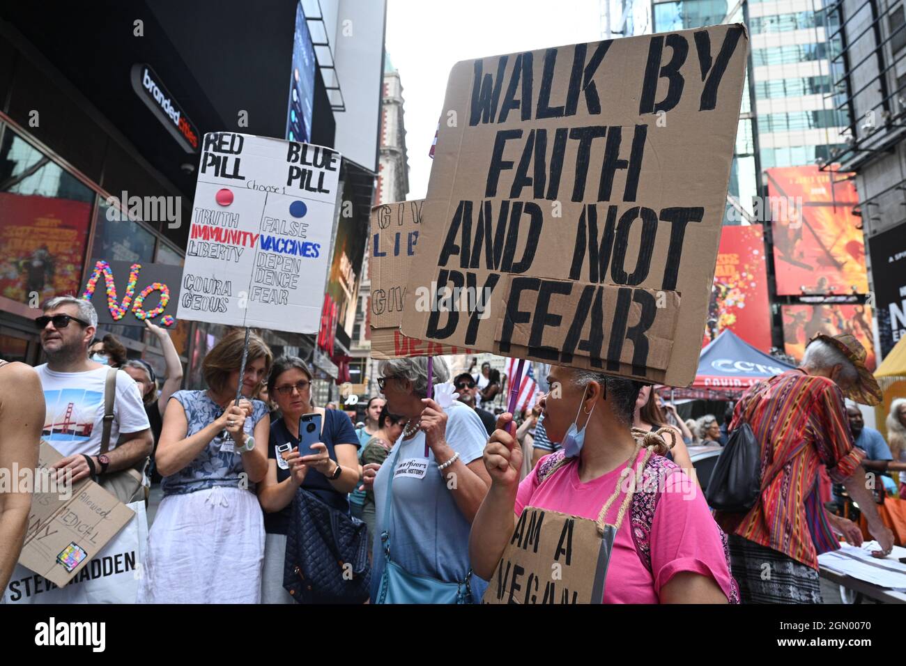 Les manifestants anti-vaccins se réunissent à Times Square pour un rassemblement contre les mandats de vaccination le 18 septembre 2021 à New York. Banque D'Images