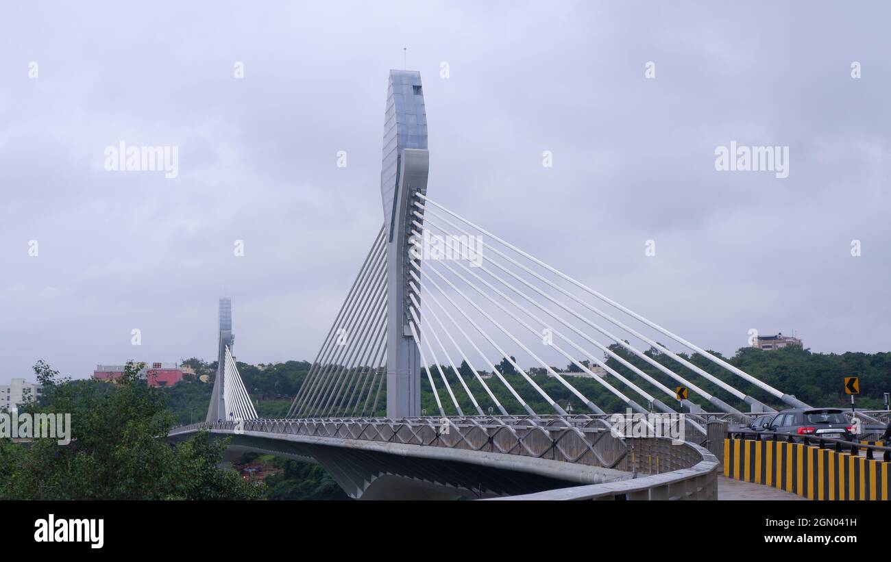 Pont de câble Durgam Cheruvu reliant Jubilee Hills au quartier financier, Hyderabad, Telangana, Inde Banque D'Images