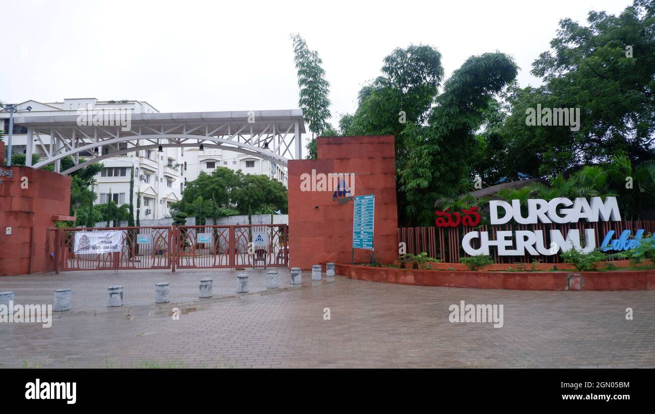 Durgam Cheruv porte d'entrée au bord du lac, Hyderabad, Telangana, Inde Banque D'Images