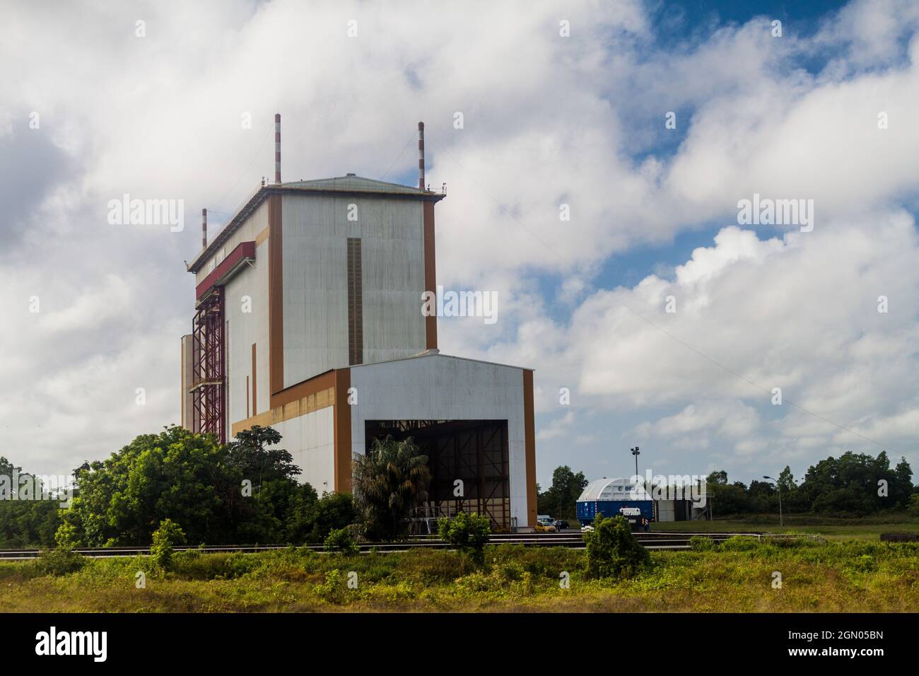 KOUROU, GUYANE FRANÇAISE - 4 AOÛT 2015 : bâtiment d'intégration de lancement de la fusée spatiale Ariane 5 au Centre Spatial Guyanais (Centre spatial de la Guyane) en K Banque D'Images