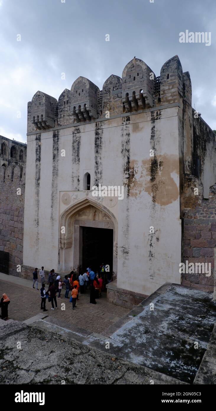 5 septembre 21, fort de Golkonda, Hyderabad, Inde. Touristes à la porte de Bala Hissar ou Darwaza, l'entrée principale du fort Golconda. Il a une bordure de voûte pointue Banque D'Images
