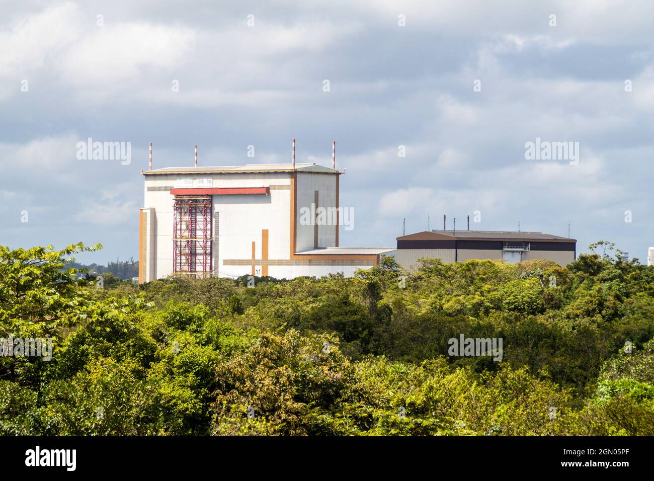 KOUROU, GUYANE FRANÇAISE - 4 AOÛT 2015 : bâtiment d'intégration de lancement de la fusée spatiale Ariane 5 au Centre Spatial Guyanais (Centre spatial de la Guyane) en K Banque D'Images