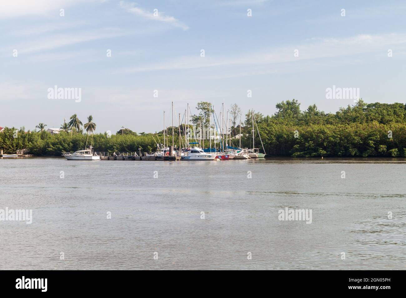 Vue sur les yachts dans le port de Kourou, Guyane française Banque D'Images