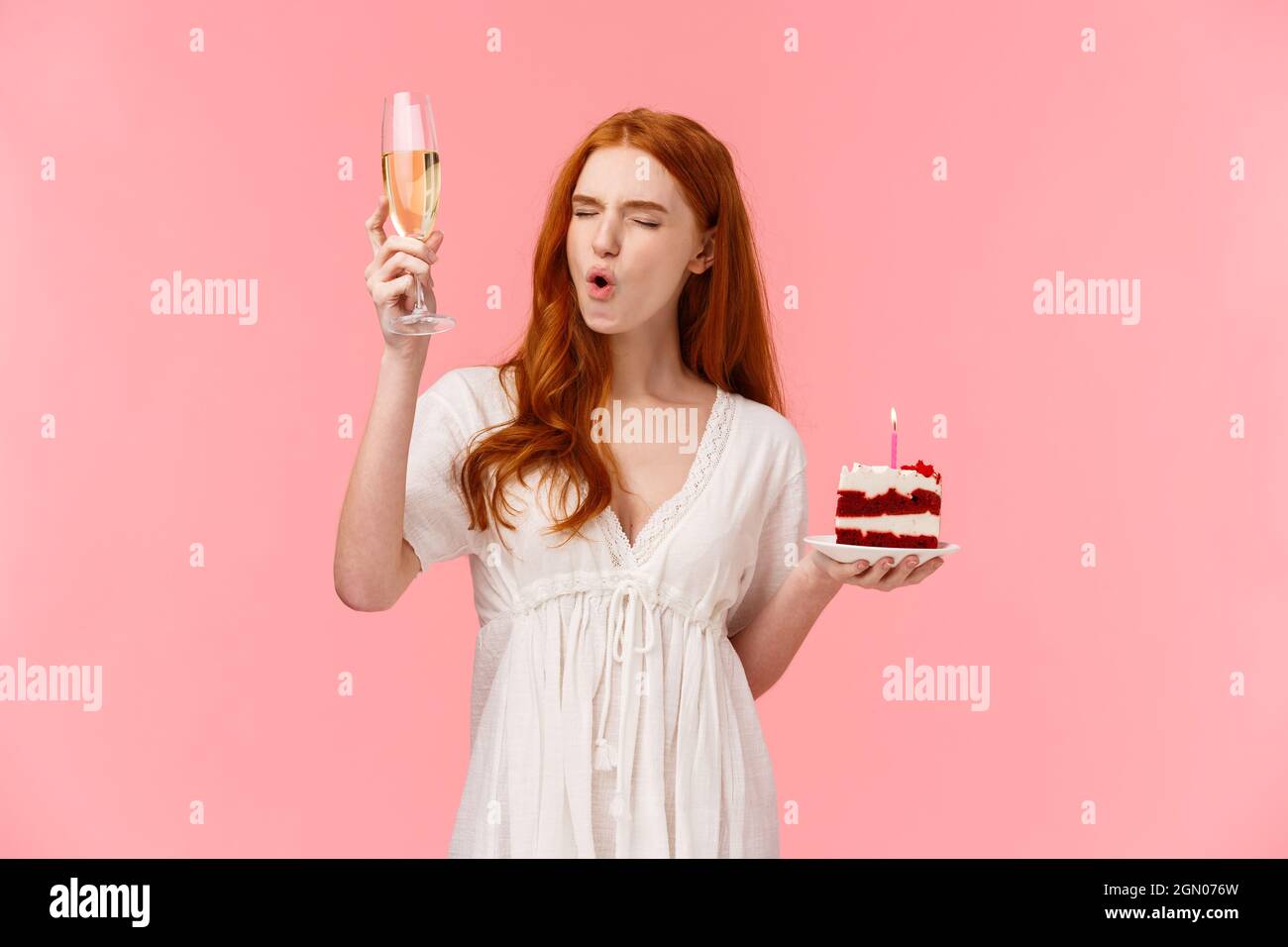Insouciante Amusee Heureuse Fille Ayant Du Plaisir Sur Sa Fete D Anniversaire Elevant Un Verre De Champagne Boire De L Alcool Tourner Adulte Tenant La Paix B Day Gateau Shout Photo Stock Alamy