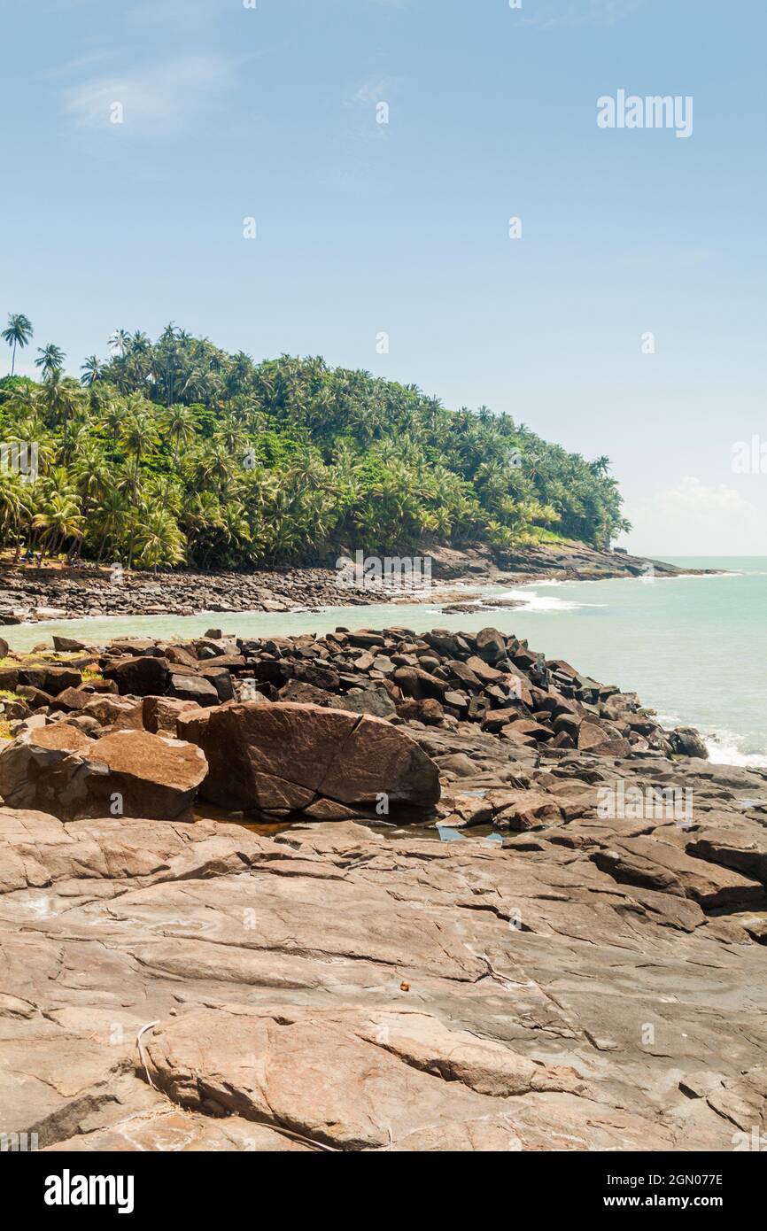 Côte de l'Ile Royale, une des îles des Iles du Salut en Guyane française Banque D'Images