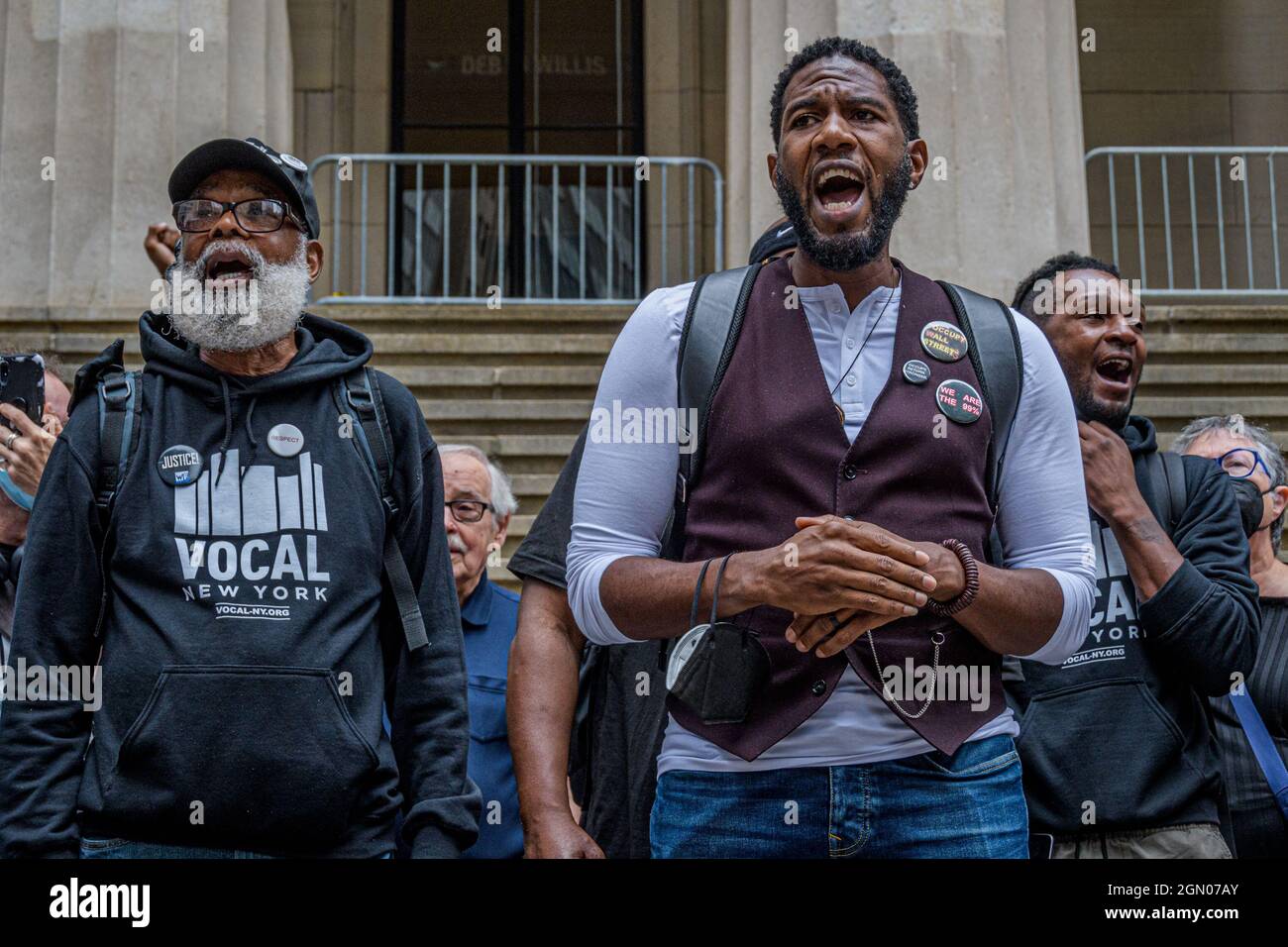 Des militants et des élus ont été arrêtés par Zucotti Park (anciennement Liberty Plaza) le 17 2021 septembre pour célébrer le dixième anniversaire du mouvement Occupy Wall Street. (Photo par Erik McGregor/Sipa USA) Banque D'Images Des militants et des élus ont été arrêtés par Zucotti Park (anciennement Liberty Plaza) le 17 2021 septembre pour célébrer le dixième anniversaire du mouvement Occupy Wall Street. (Photo par Erik McGregor/Sipa USA) Banque D'Images