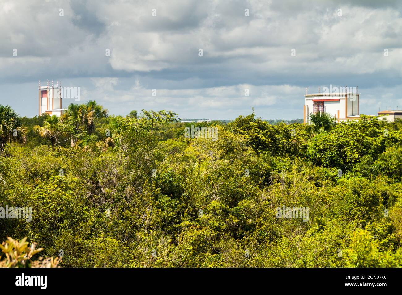 KOUROU, GUYANE FRANÇAISE - 4 AOÛT 2015 : bâtiment d'intégration de lanceur et bâtiment d'assemblage final de la fusée spatiale Ariane 5 au Centre Spatial Guyanais Banque D'Images