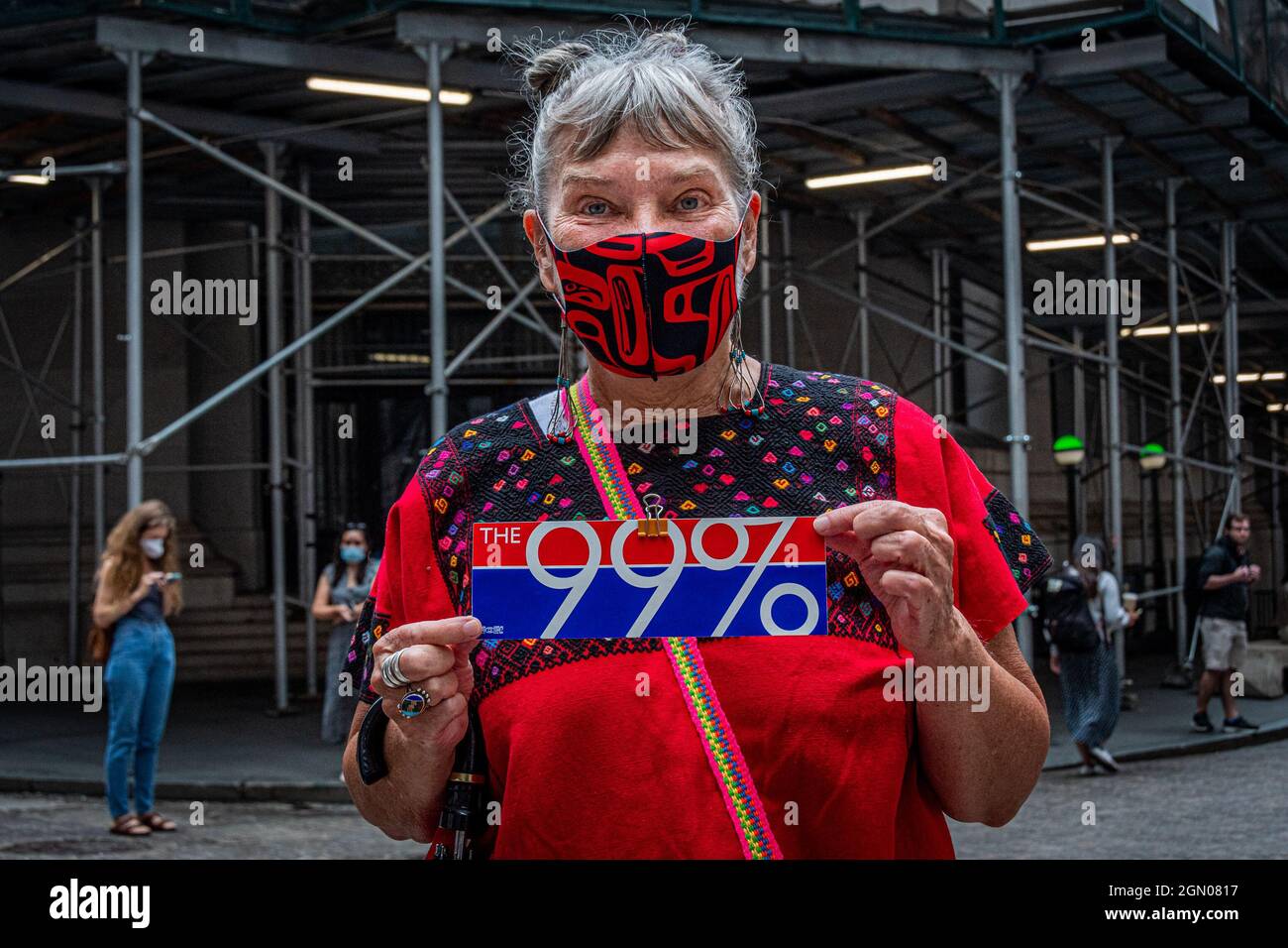 Des militants et des élus ont été arrêtés par Zucotti Park (anciennement Liberty Plaza) le 17 2021 septembre pour célébrer le dixième anniversaire du mouvement Occupy Wall Street. (Photo par Erik McGregor/Sipa USA) Banque D'Images Des militants et des élus ont été arrêtés par Zucotti Park (anciennement Liberty Plaza) le 17 2021 septembre pour célébrer le dixième anniversaire du mouvement Occupy Wall Street. (Photo par Erik McGregor/Sipa USA) Banque D'Images