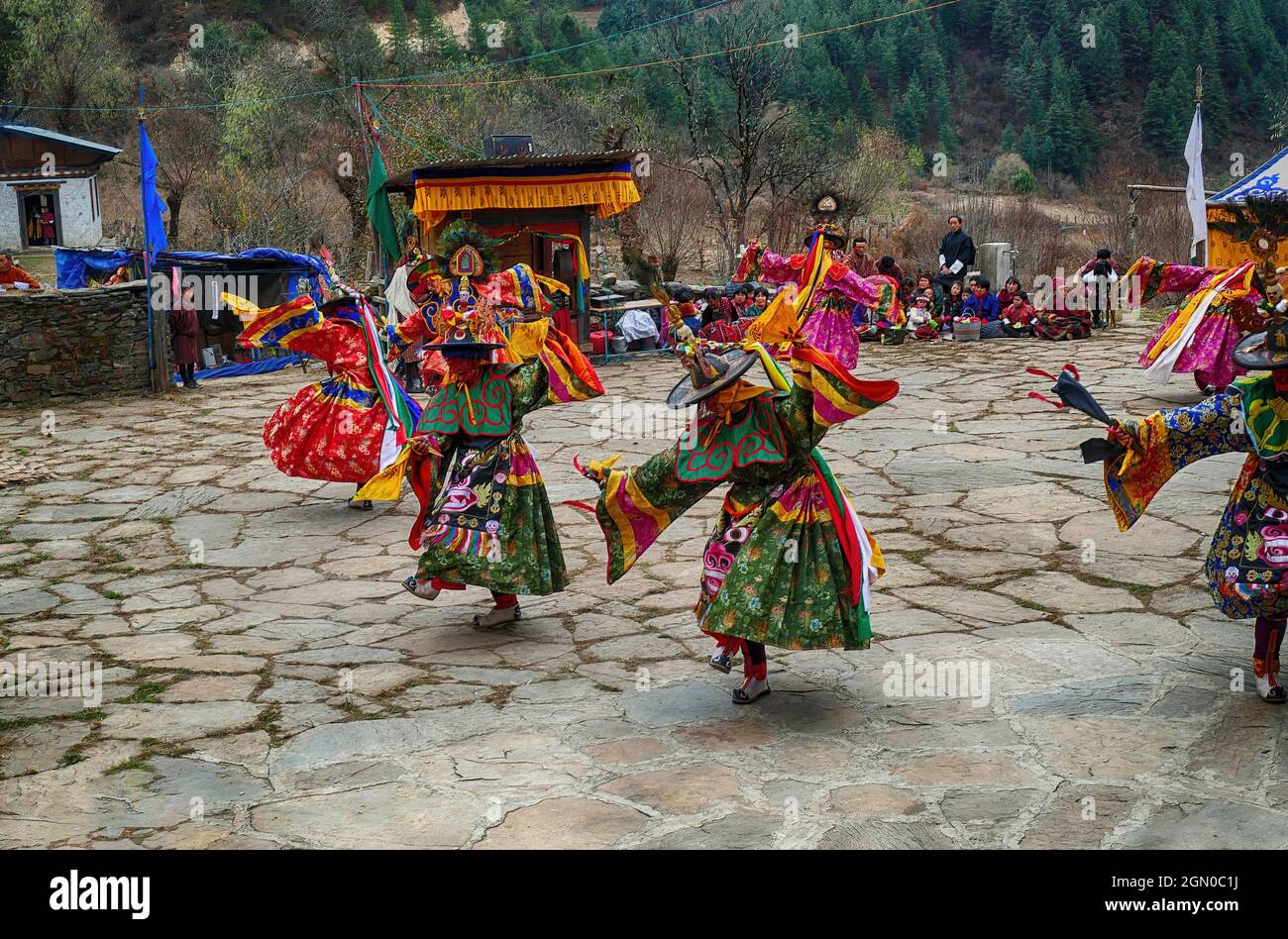 BUMTHANG, BHOUTAN - 13 décembre 2019 : les danseurs habillés traditionnellement célébrant la victoire du bien lors du festival Nalakar Tsechu au Bhoutan Banque D'Images