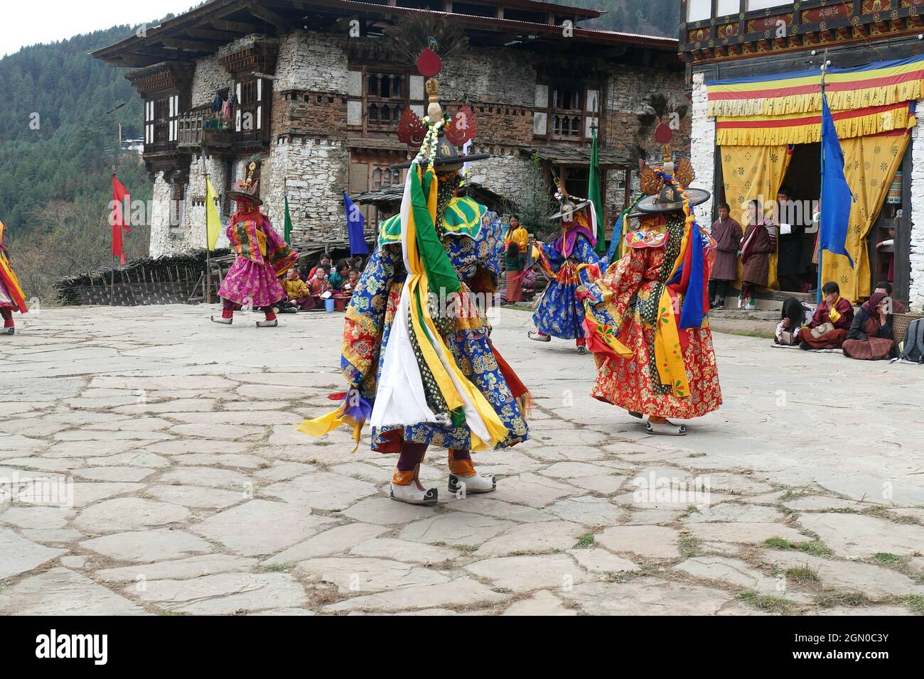 BUMTHANG, BHOUTAN - 13 décembre 2019 : les danseurs habillés traditionnellement célébrant la victoire du bien lors du festival Nalakar Tsechu au Bhoutan Banque D'Images