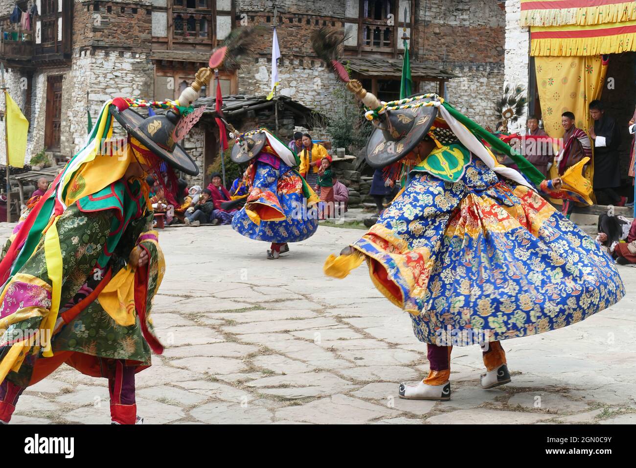 BUMTHANG, BHOUTAN - 13 décembre 2019 : les danseurs habillés traditionnellement célébrant la victoire du bien lors du festival Nalakar Tsechu au Bhoutan Banque D'Images