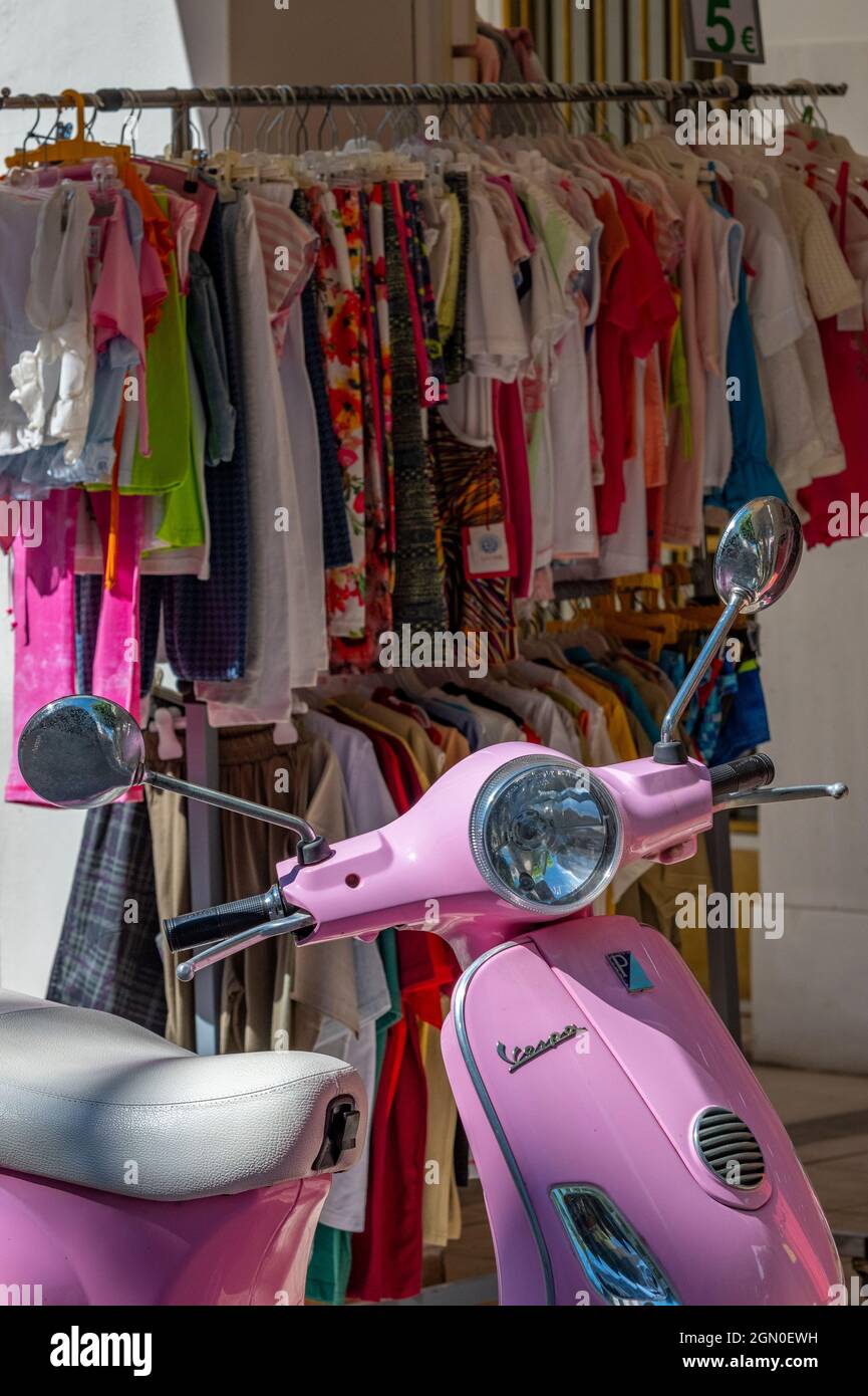 scooter ou mobylette rose à l'extérieur d'une boutique de vêtements de mode  dans le centre-ville de zante sur l'île grecque de zakynthos en grèce Photo  Stock - Alamy
