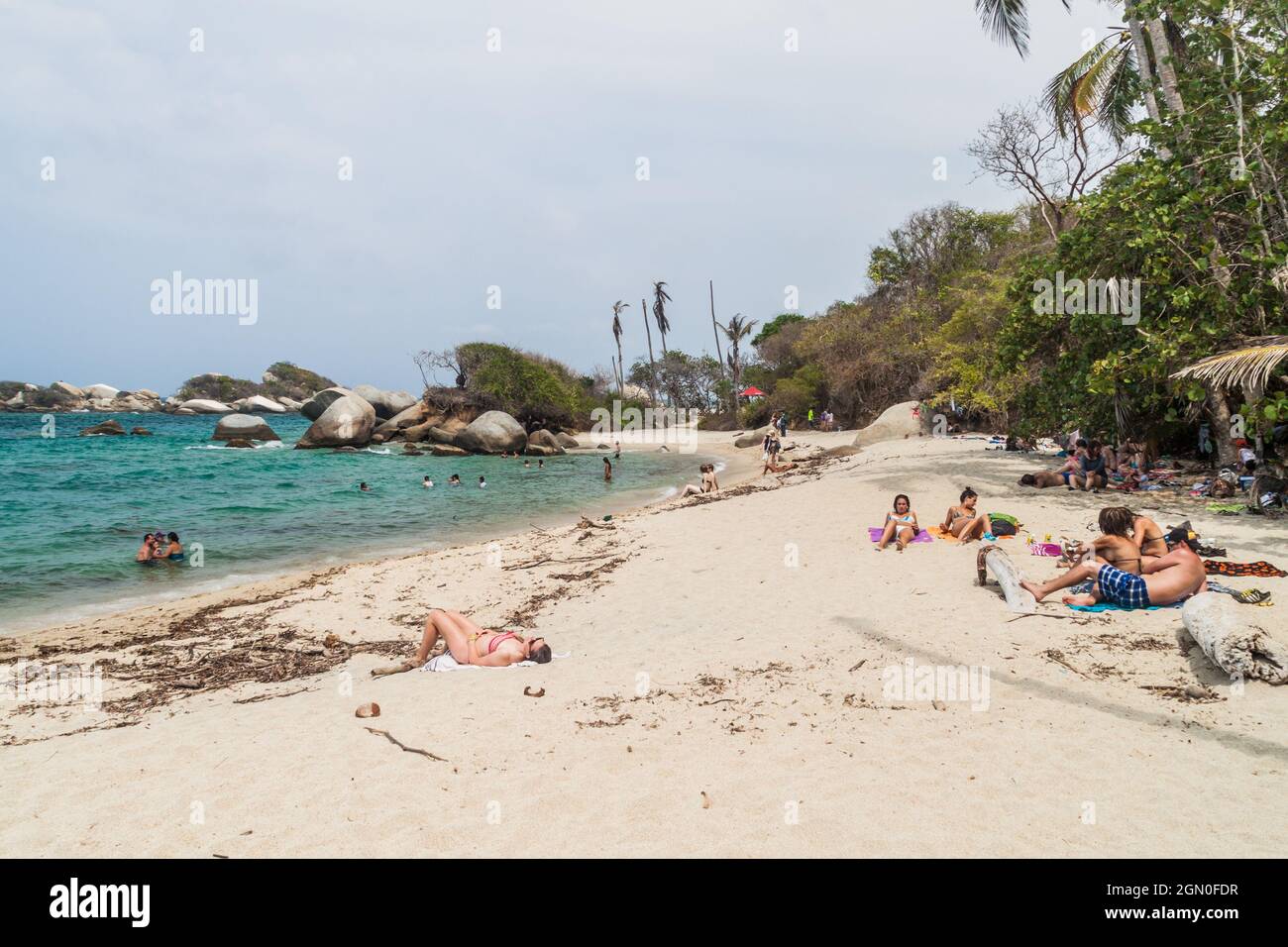 TAYRONA, COLOMBIE - 26 AOÛT 2015 : bain de personnes dans les eaux de la mer des Caraïbes dans le parc national de Tayrona, Colombie Banque D'Images