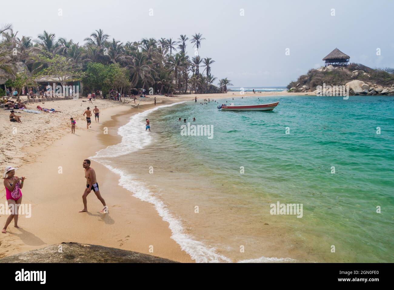 TAYRONA, COLOMBIE - 26 AOÛT 2015: Les gens apprécient les belles eaux de la mer des Caraïbes dans le parc national de Tayrona, Colombie Banque D'Images