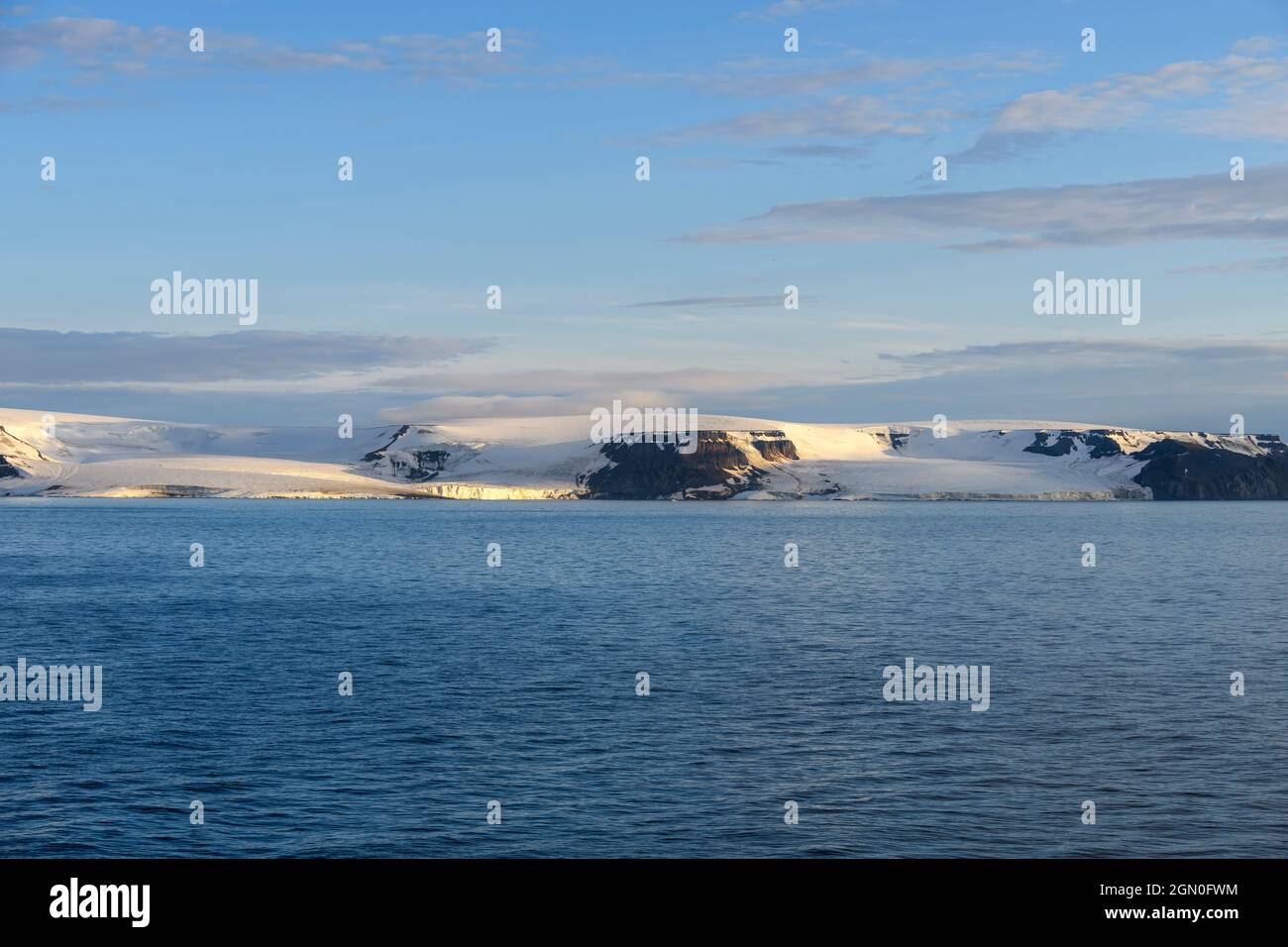 Paysage arctique en été. Archipel Franz Jozef Land. Flora cape, île de Gukera. Rocher de Rubini. Banque D'Images