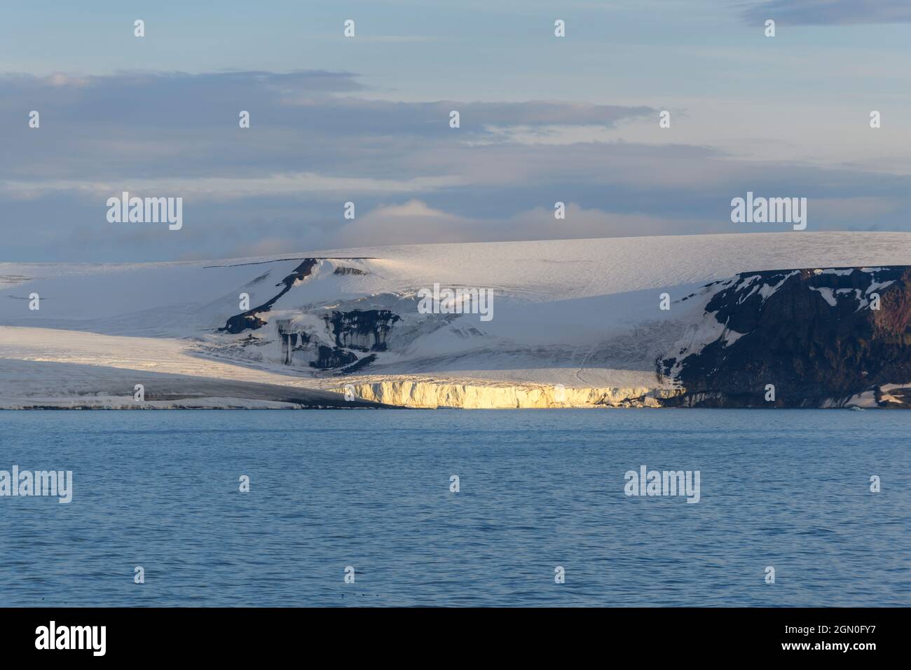 Paysage arctique en été. Archipel Franz Jozef Land. Flora cape, île de Gukera. Rocher de Rubini. Banque D'Images