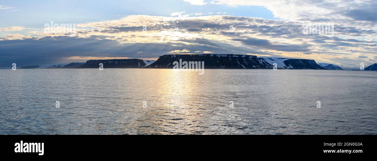 Paysage arctique en été. Archipel Franz Jozef Land. Flora cape, île de Gukera. Rocher de Rubini. Banque D'Images