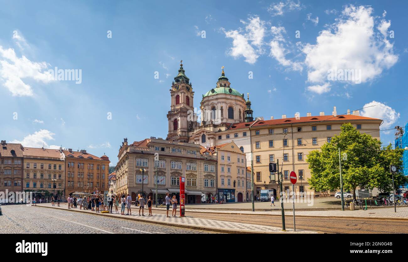 Eglise Saint-Nicolas et Palais de Gromling sur la place de la petite ville, Prague, République tchèque Banque D'Images