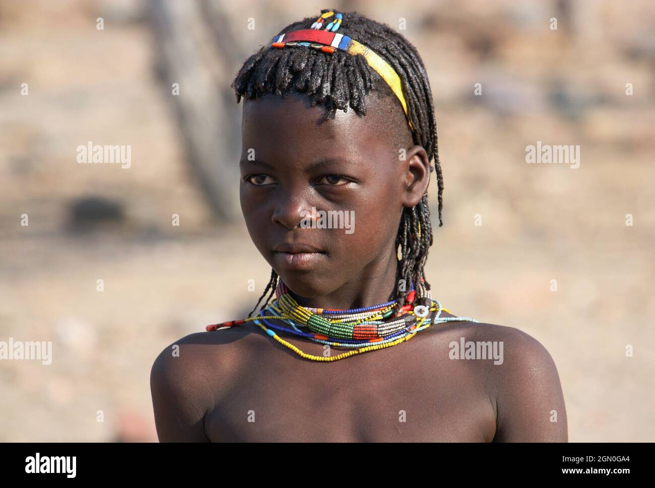 Angola; partie ouest de la province de Cunene; jeune fille du groupe ethnique Mucohona; avec des bijoux typiques de tête et de cou Banque D'Images