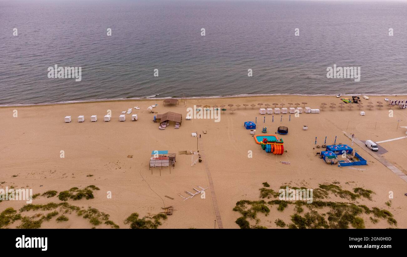 Zatoka, Odessa, Ukraine - 4 septembre 2021 : vue de drone sur la plage de la mer Noire, attractions gonflables, parasols de plage, bar de plage et tentes de plage à Banque D'Images