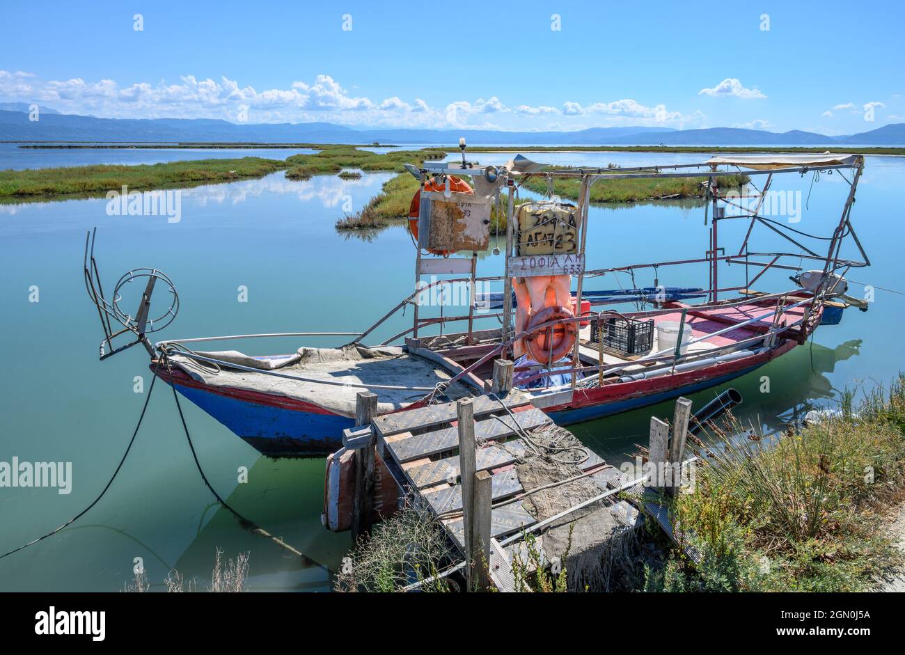 Un bateau de pêche traditionnel dans le golfe d'Ambracien à Platanaki près de Neohori sur le côté nord du golfe, dans la municipalité d'Arta, Epirus, Grèce. Banque D'Images