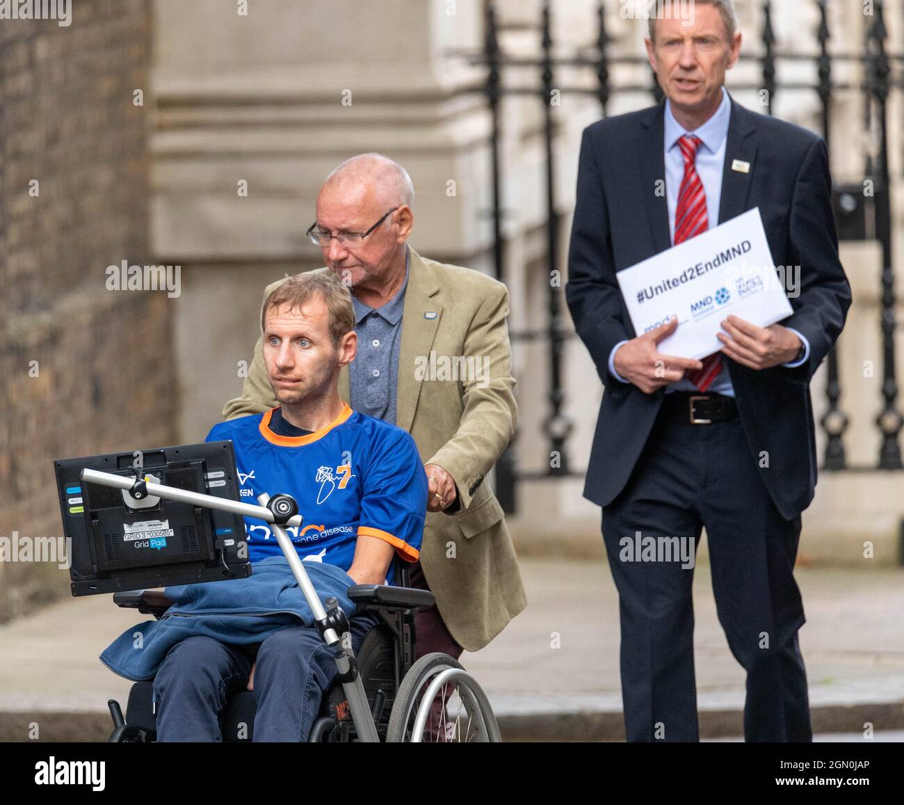 Londres, Royaume-Uni. 21 septembre 2021. L'ex-star des rhinocéros de Leeds Rob Burrow (en bleu) faisait partie des militants de la maladie de Motor Neurone qui ont présenté une pétition au 10 Downing Street demandant un financement de 50 millions de livres sterling pour la recherche sur la maladie. Crédit : Ian Davidson/Alay Live News Banque D'Images