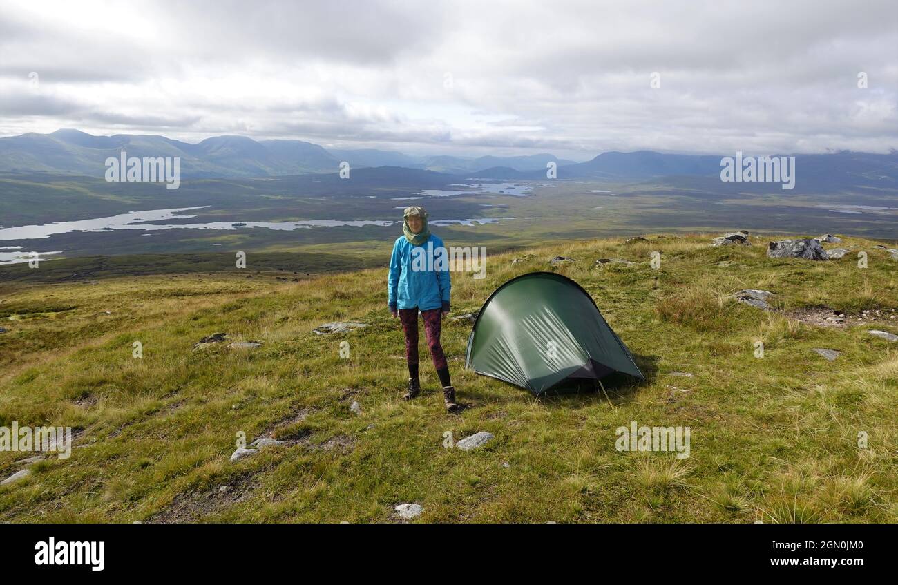 Camping sauvage Stob na Cruaiche sommet, Loch Laidon et Loch Ba à distance, Scottish Highlands, écosse Banque D'Images